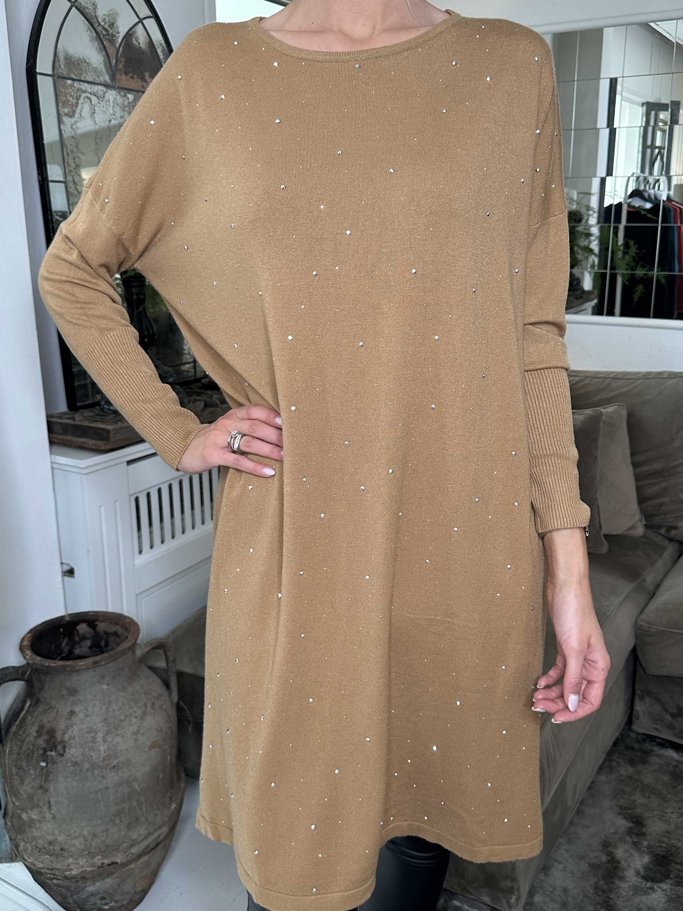 Elisa - Blød strikkjole pyntet med små sten